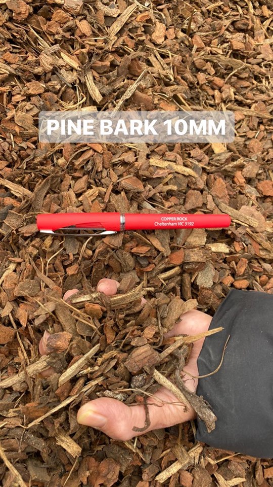 handful of 10mm pine bark mulch